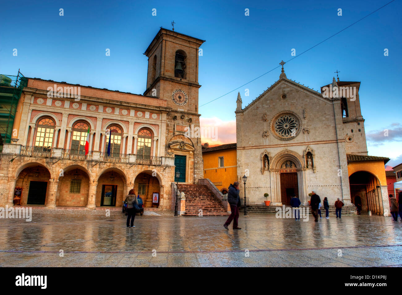 Norcia, Valnerina, Umbría, Piazza San Benedetto, con la Iglesia de San Benedetto y comuna de Norcia Foto de stock