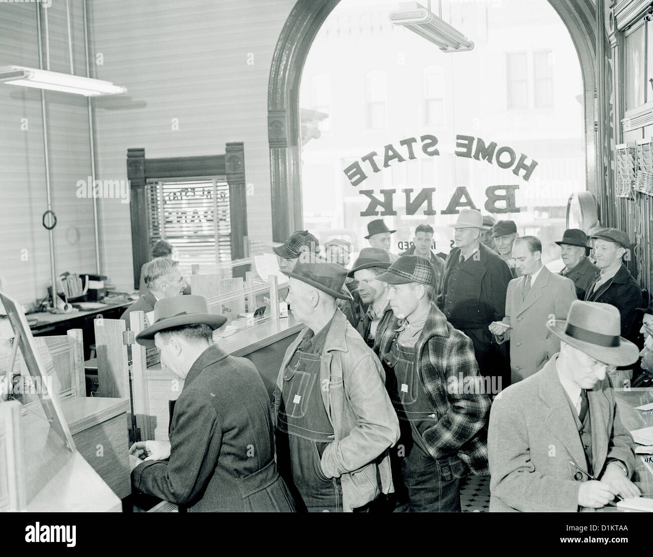 Las personas que se encontraban en la fila en el banco / 1930 Foto de stock