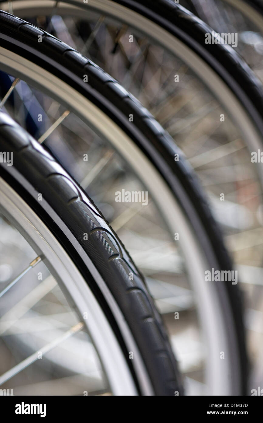Cerca de la rueda delantera y los neumáticos tubulares, parte de bicicleta. Foto de stock