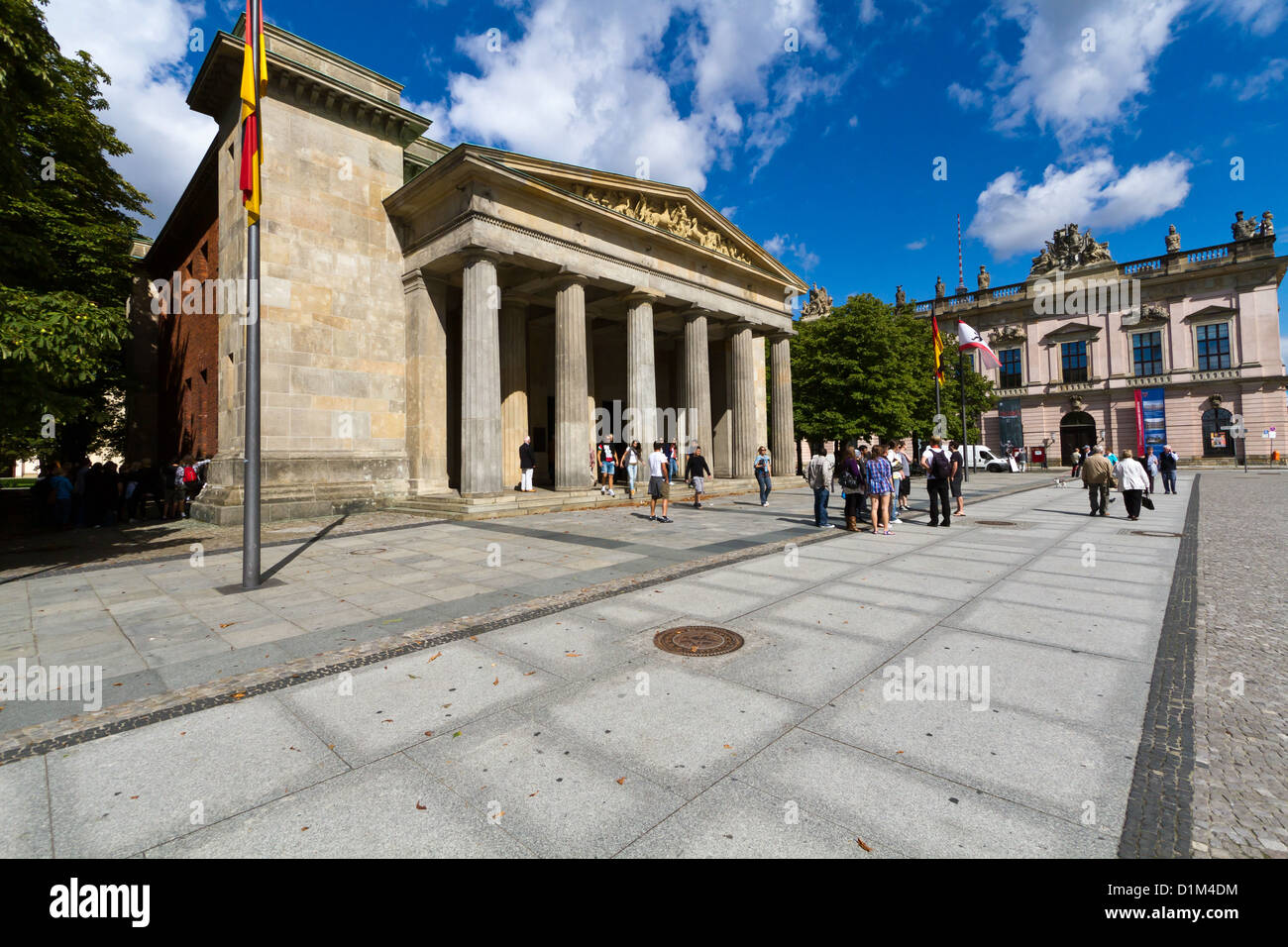 La Neue Wache en el boulevard Unter den Linden en Berlín, Alemania Foto de stock