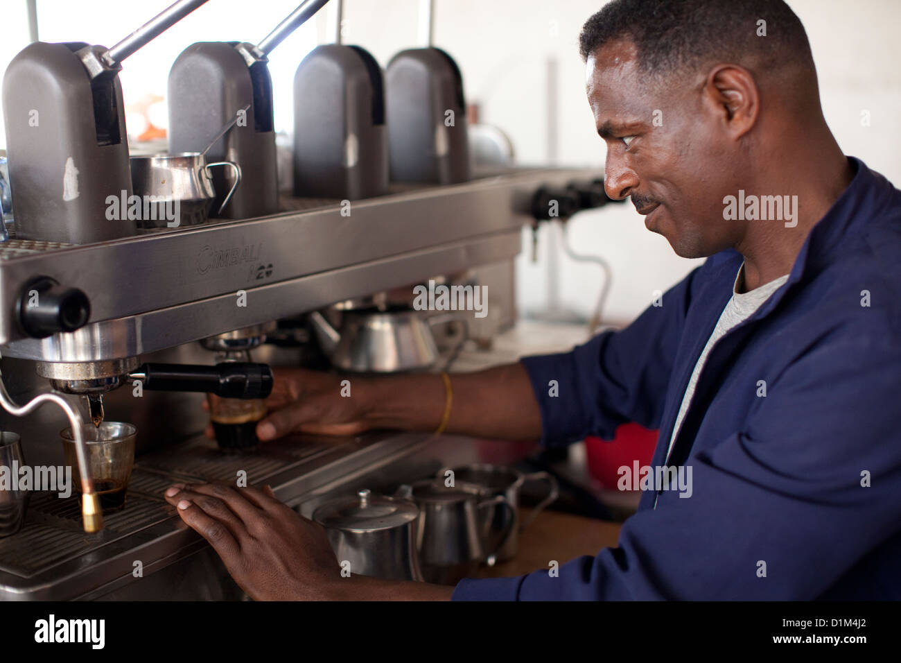 Un barista opera una máquina espresso en Harar, Etiopía Fotografía de stock  - Alamy