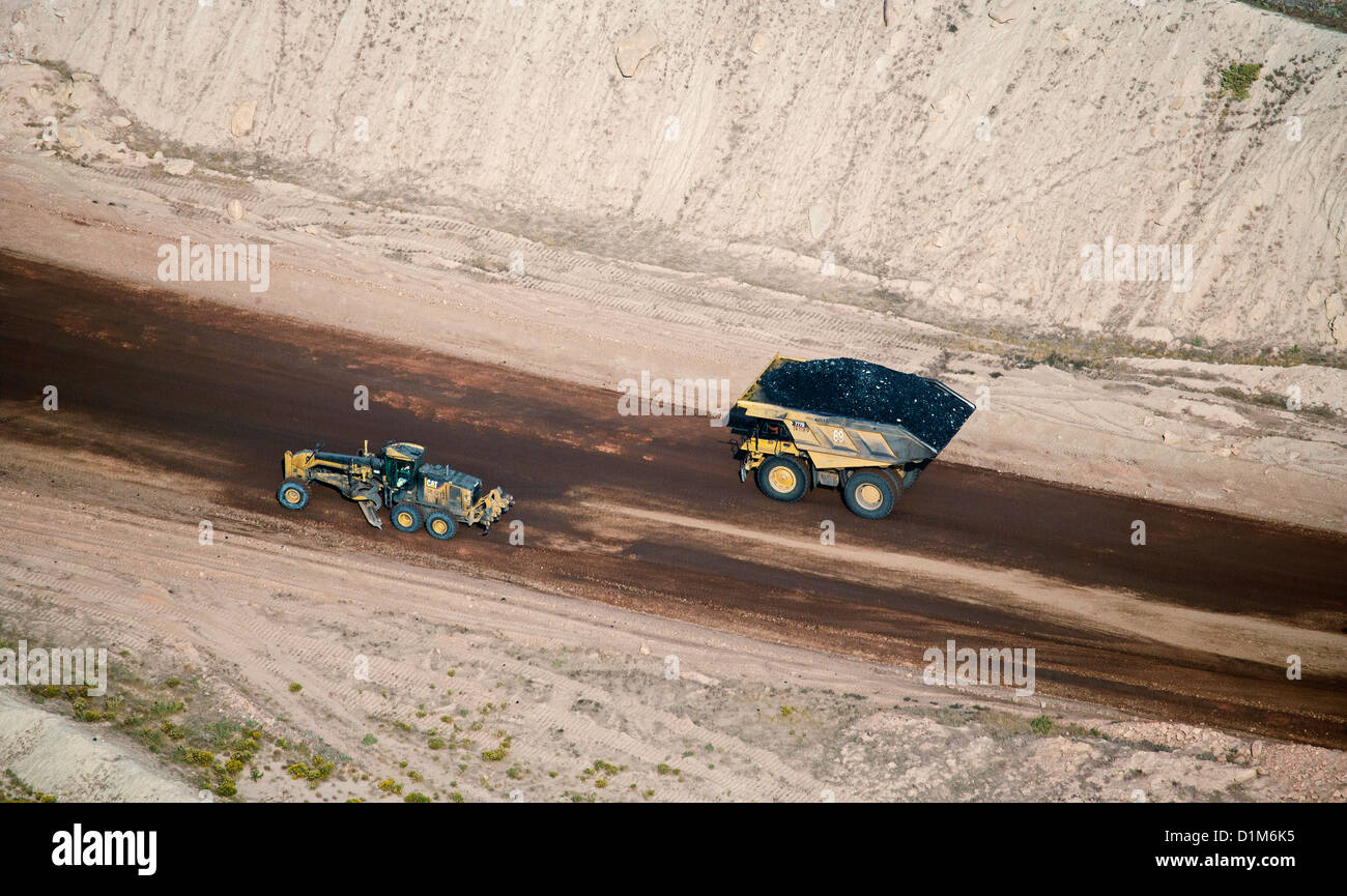 Fotografía aérea de Catepillar 777D camión cargado con carbón y 16m de trabajo niveladora de las minas de carbón del sur de Wyoming Foto de stock
