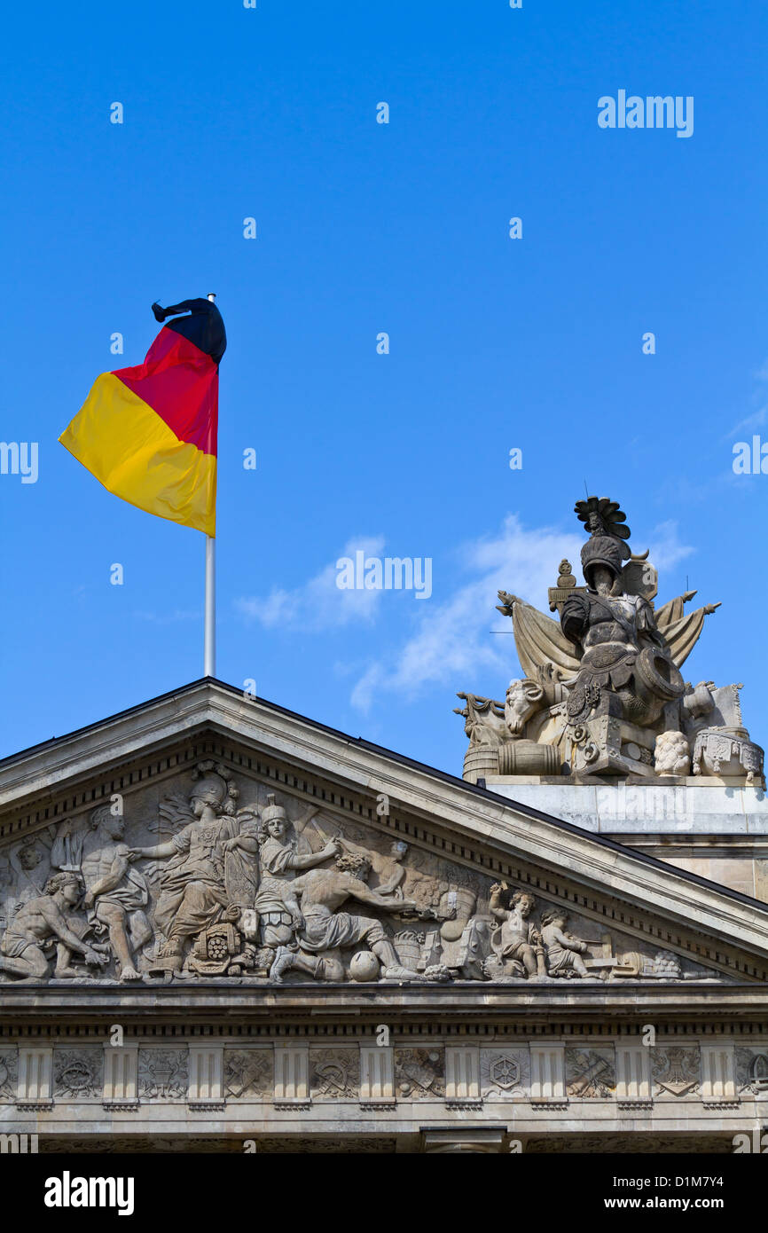 Estatua y la bandera alemana en el boulevard Unter den Linden en Berlín. Foto de stock