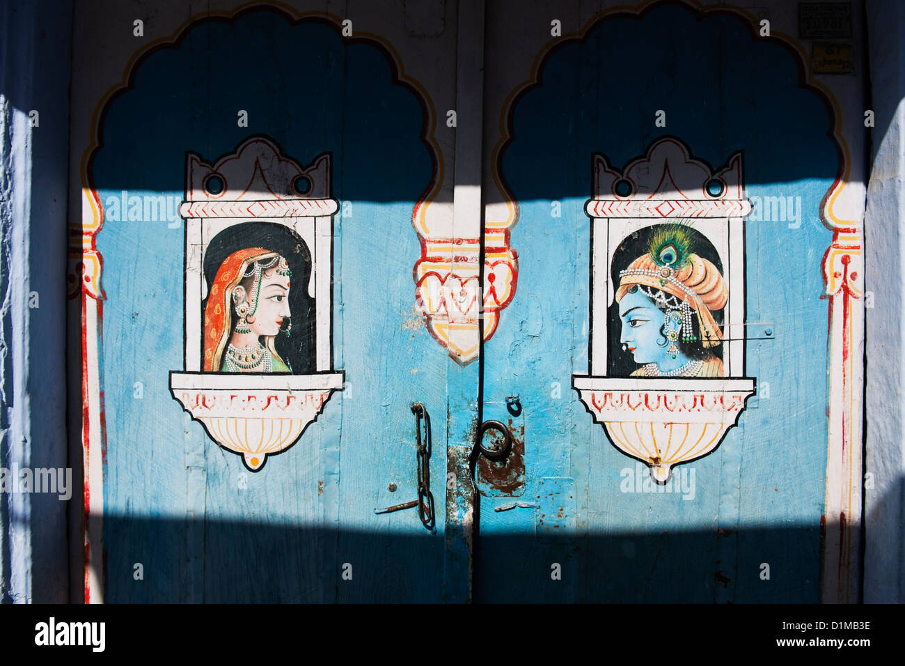Un colorido en la Puerta del Sol están decoradas en azul con Indio deidad masculina y femenina se muestra como mirar desde windows el uno hacia el otro Foto de stock