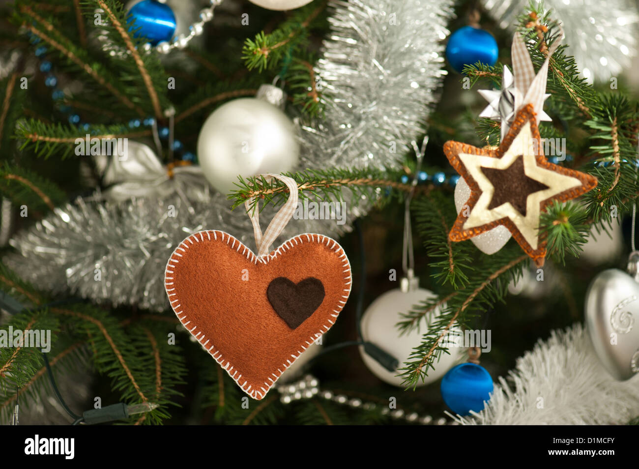 Decoraciones para árboles de Navidad de fieltro imitando el Gingerbread  cookies Fotografía de stock - Alamy