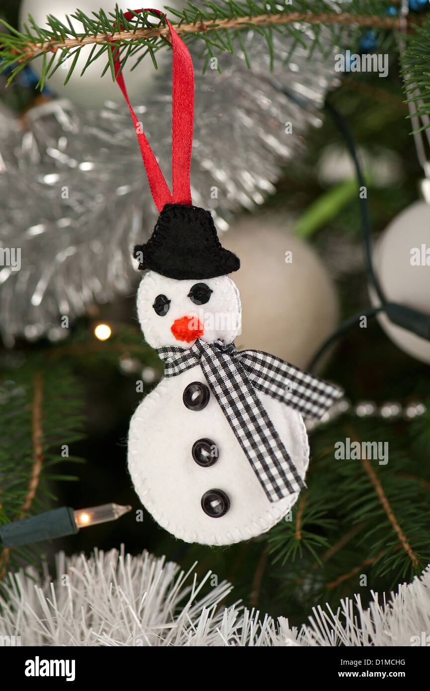 Decoración del árbol de Navidad - Muñeco de nieve de fieltro Fotografía de  stock - Alamy
