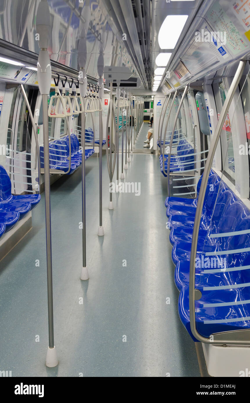 Dentro de un carro de tren de tránsito rápido masivo en el metro de Singapur Foto de stock