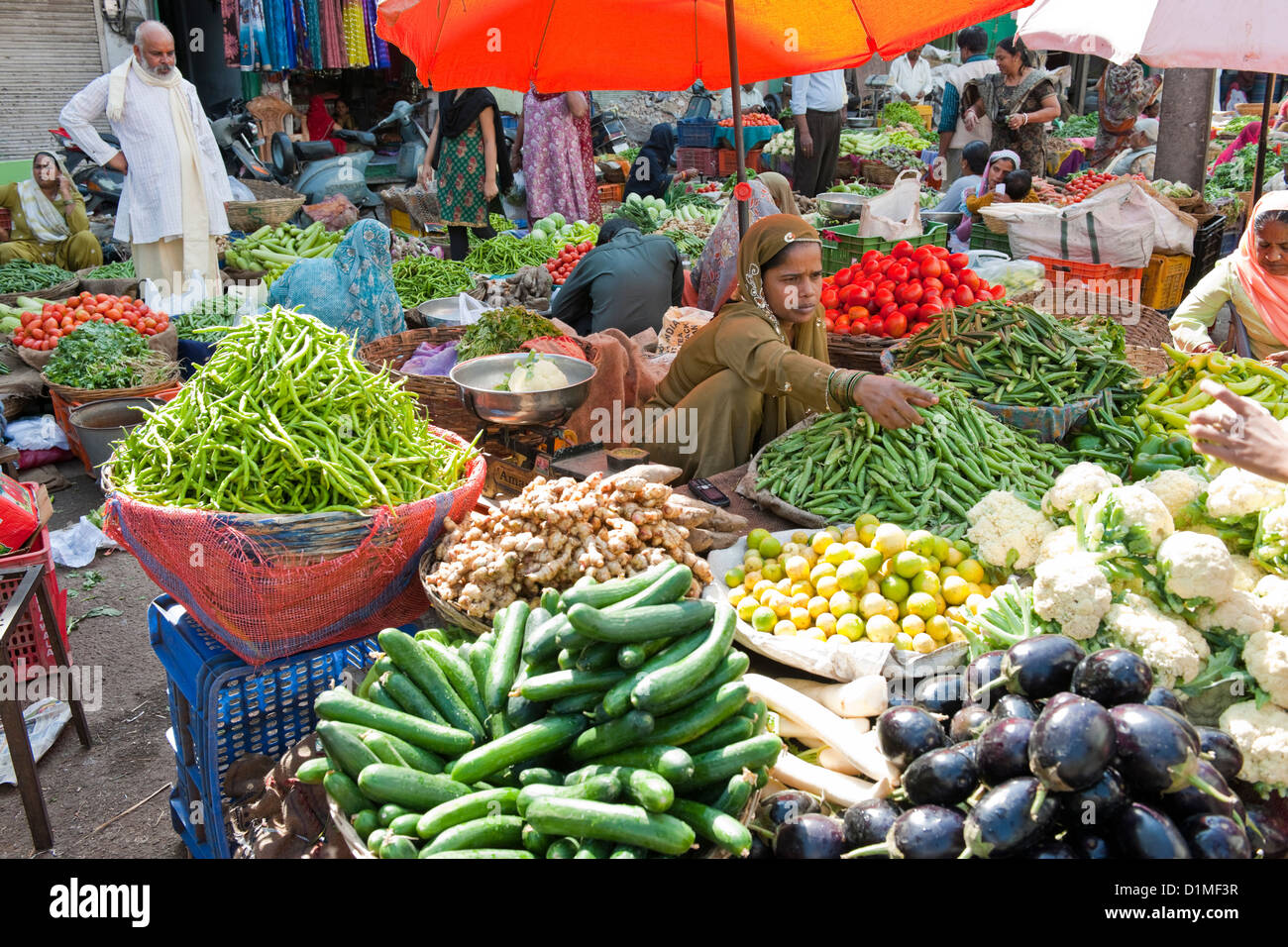 Un colorido mercado de frutas y verduras en la India con los Indios