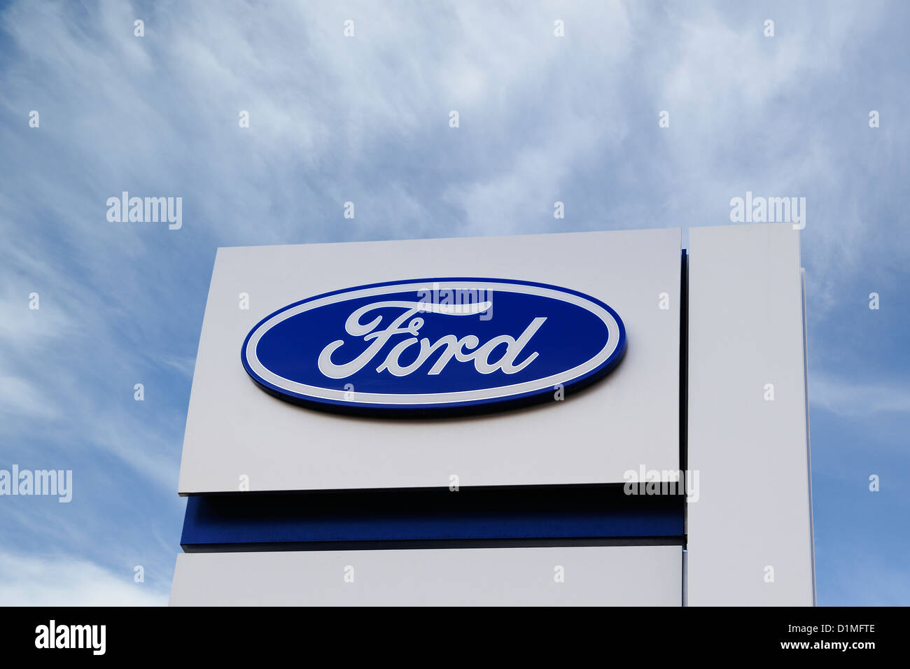 Signo de Ford, fuera de un concesionario. Oxford, Reino Unido. Foto de stock