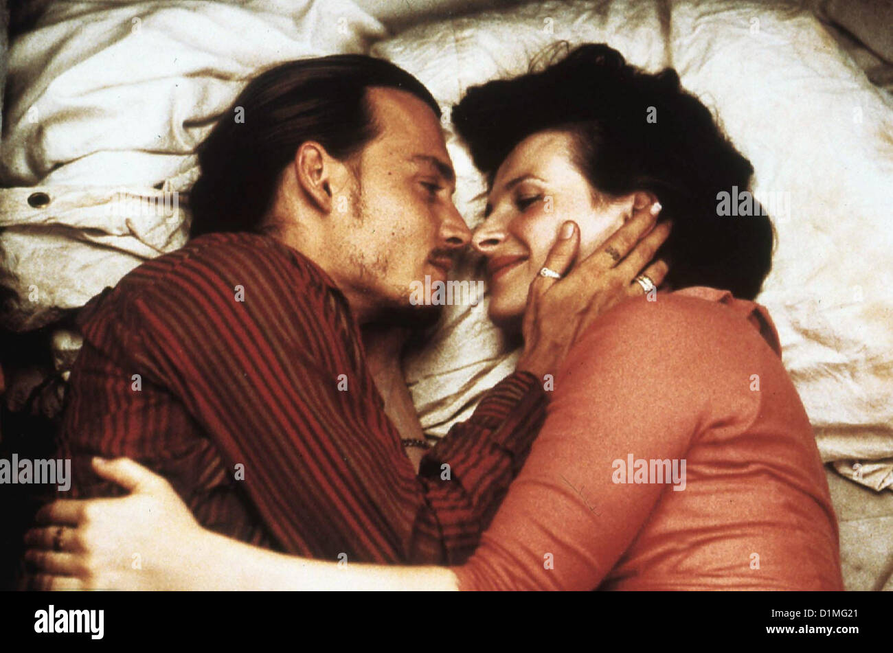 Chocolat Chocolat Roux (Johnny Depp), Vianne (Juliette Binoche) *** Local Caption *** 2000 Senator Film Foto de stock