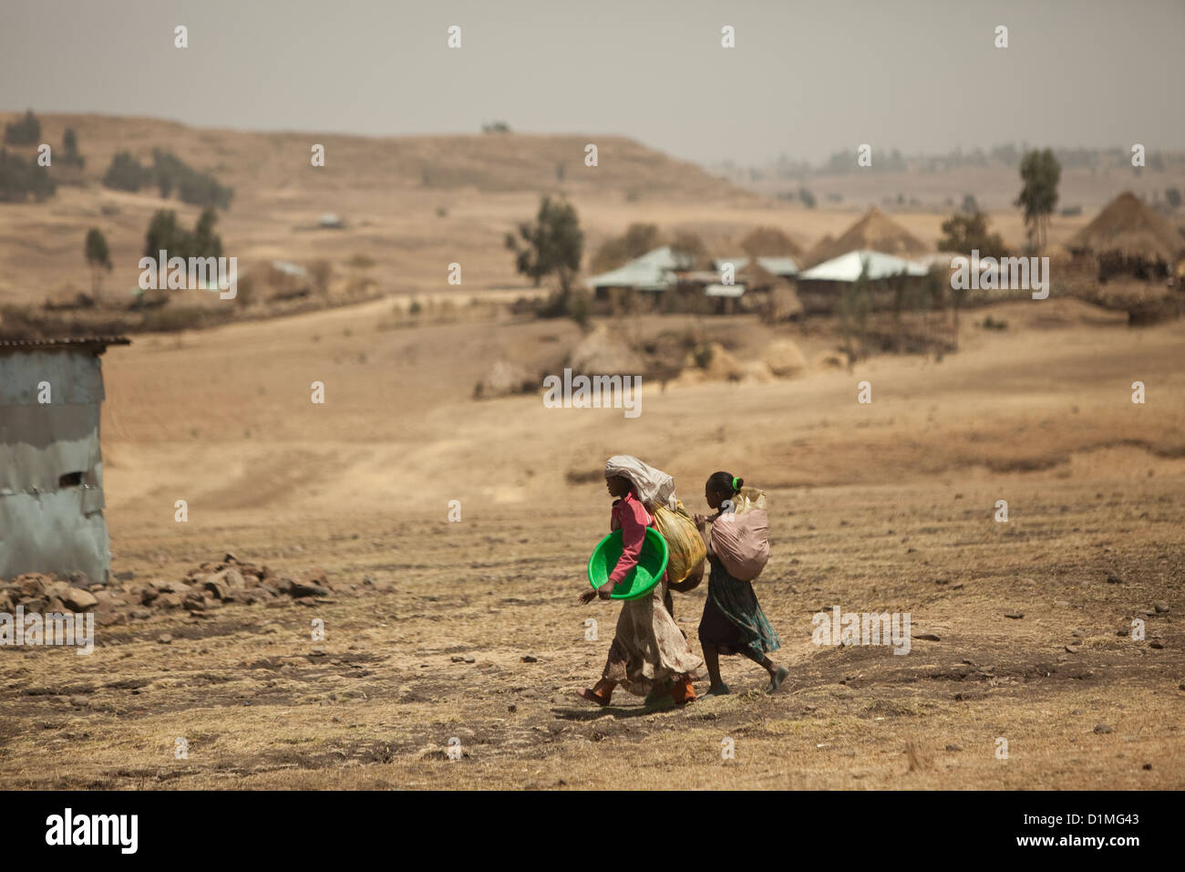 Los aldeanos caminar a través de las zonas rurales del este de Etiopía, el Cuerno de África. Foto de stock