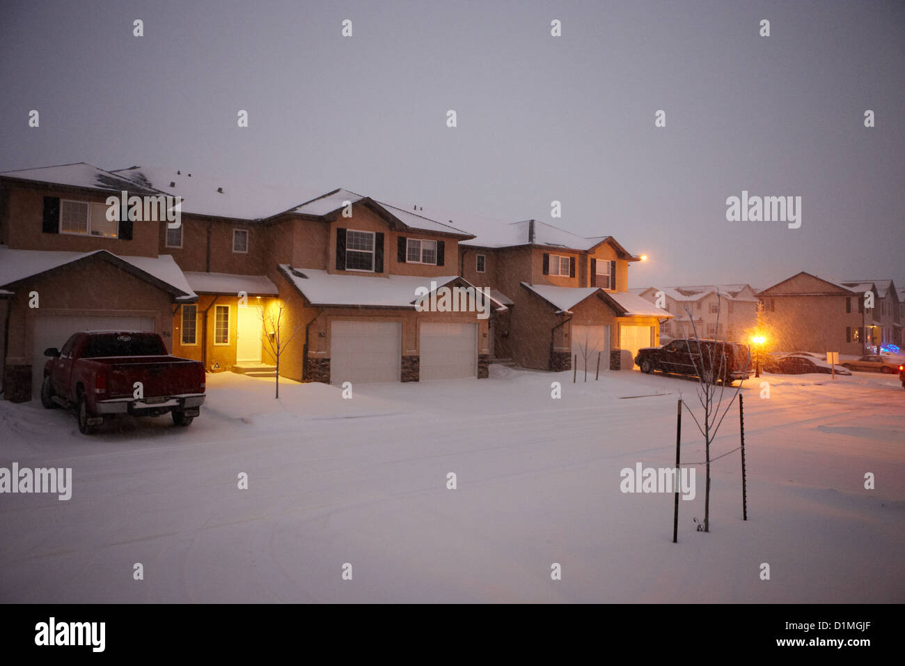 La nieve caída en barrio residencial en Saskatoon, Saskatchewan Canadá Foto de stock