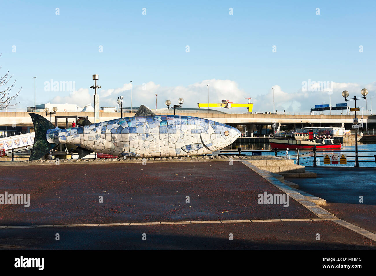 El Bigfish escultura mosaico en el Paseo Marítimo, en el Condado de Antrim Belfast, Irlanda del Norte, Reino Unido Foto de stock