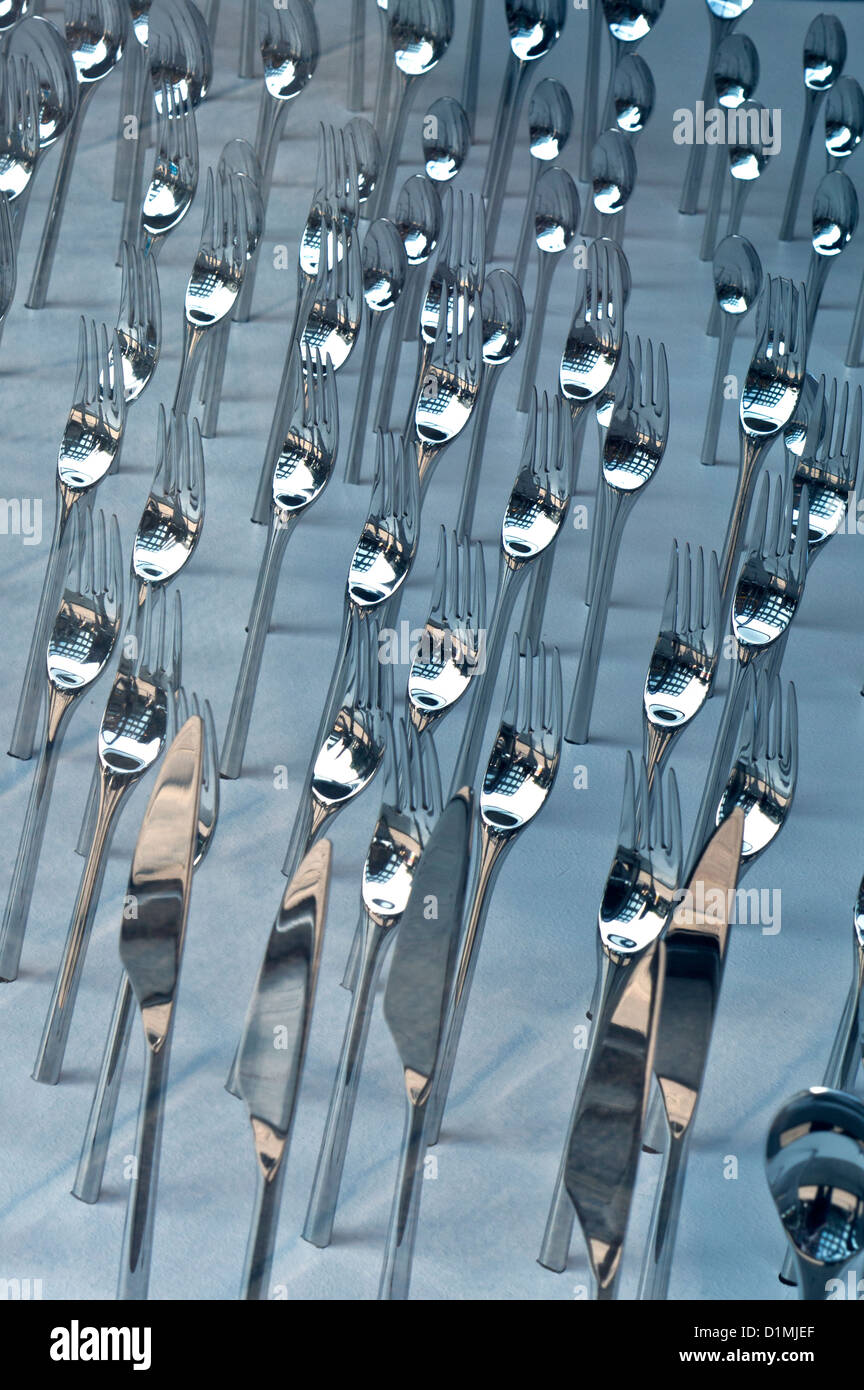 Concepto Imagen de la tabla de fijación cuchillos tenedores y cucharas mundo hambre producción mundial de alimentos Foto de stock