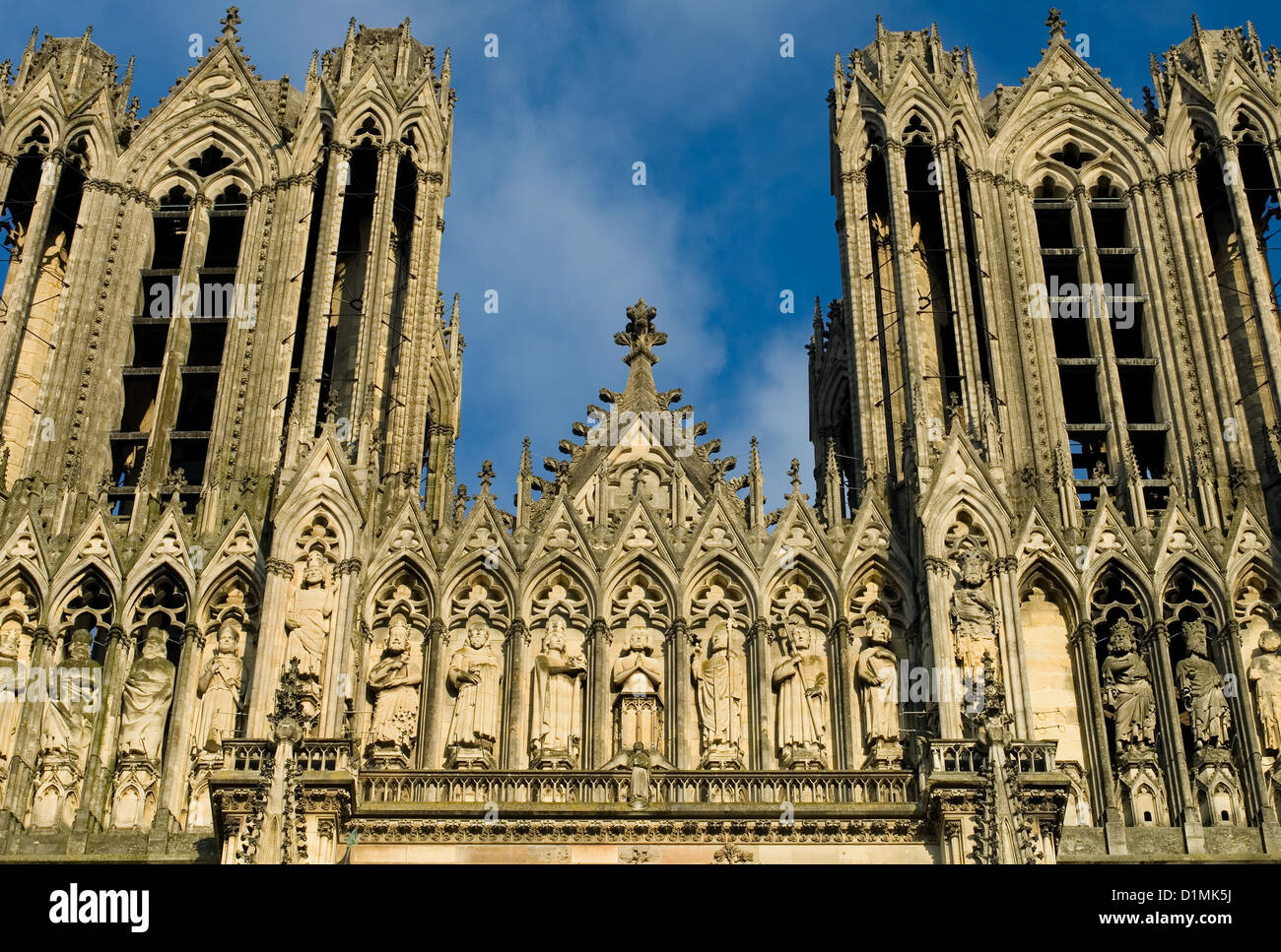 La imponente estructura de la Catedral de Reims, Francia Foto de stock