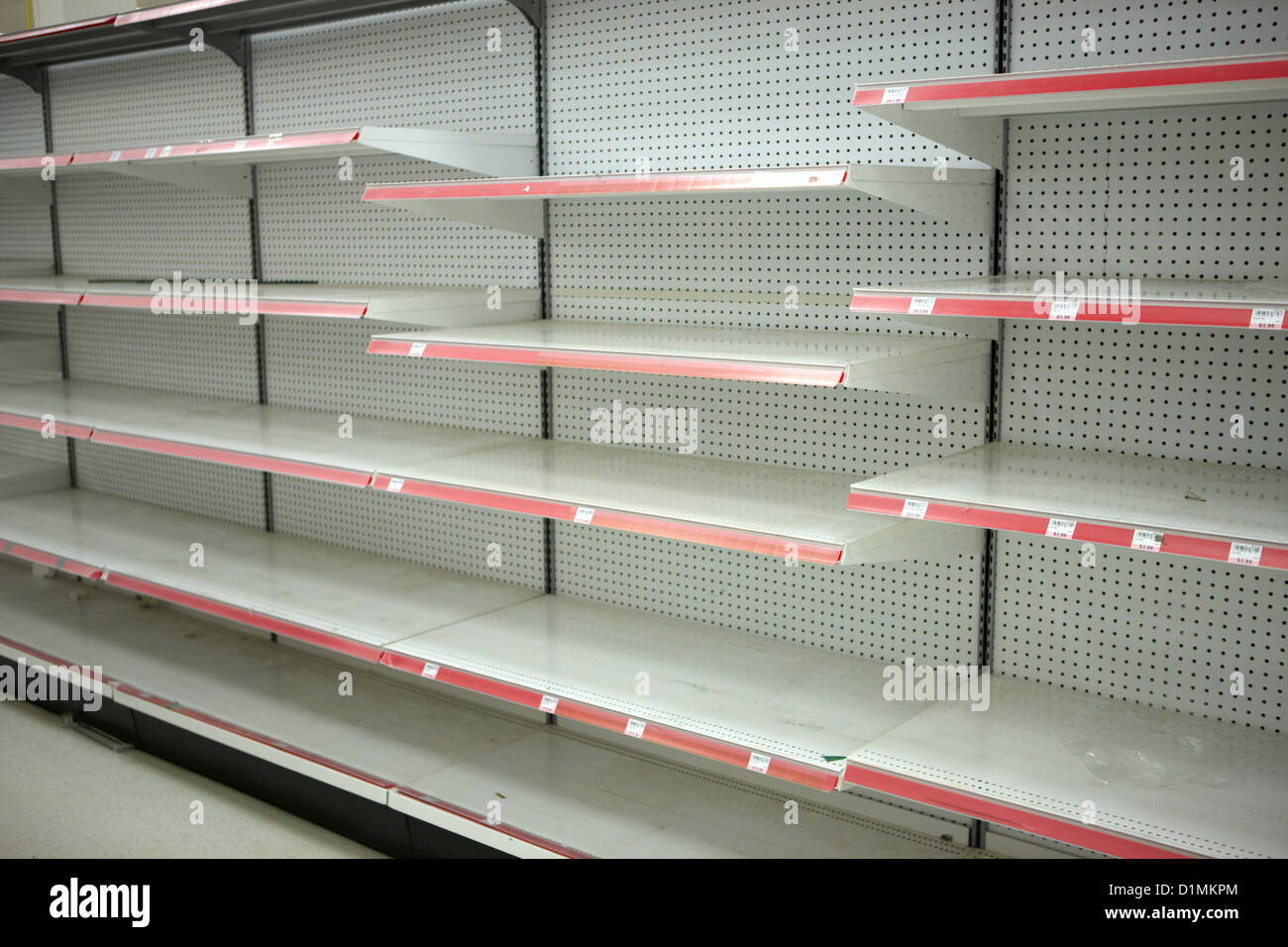 Los estantes vacíos en un supermercado como resultado de la liquidación Saskatoon, Saskatchewan, Canadá Foto de stock