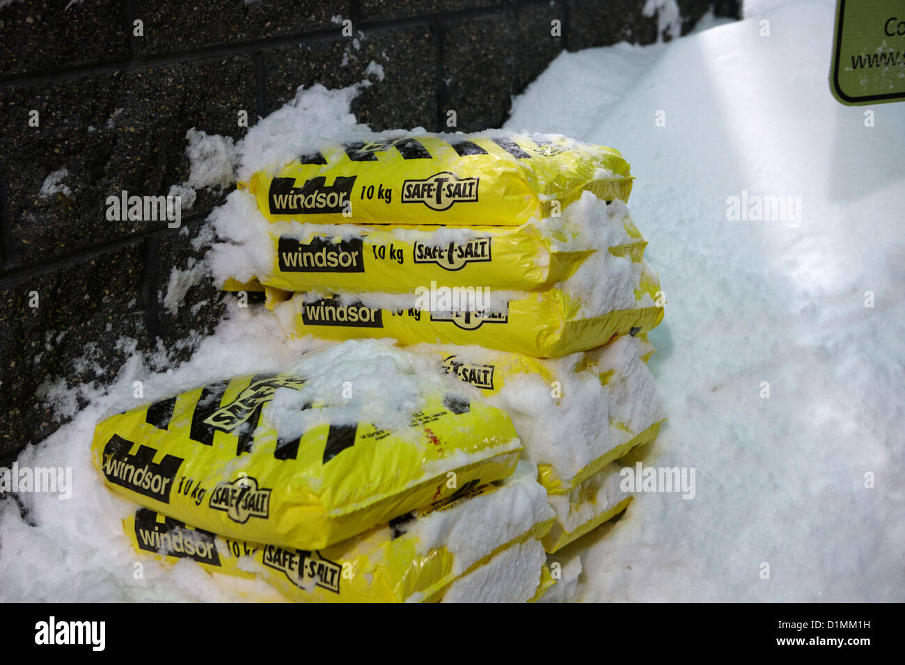 Sacos de sal cubierto de nieve fuera de una tienda en Saskatoon, Saskatchewan Canadá Foto de stock