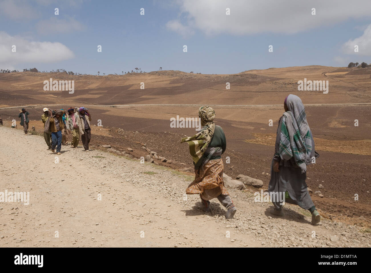Los aldeanos caminar a través ruralEthiopia, Cuerno de África. Foto de stock