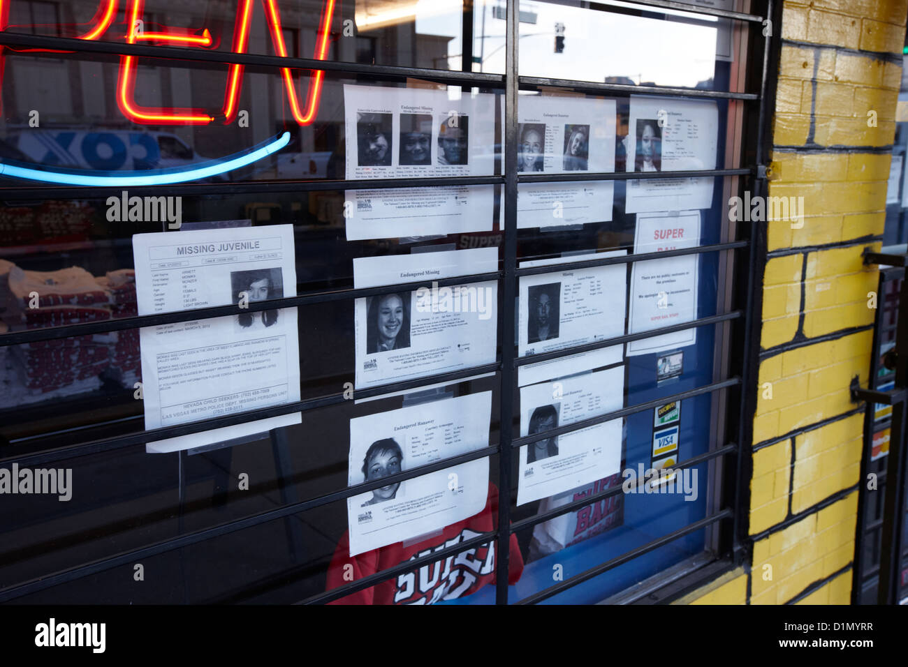 Avisos de personas desaparecidas en una ventana de una tienda en Las Vegas, Nevada, EE.UU. Foto de stock