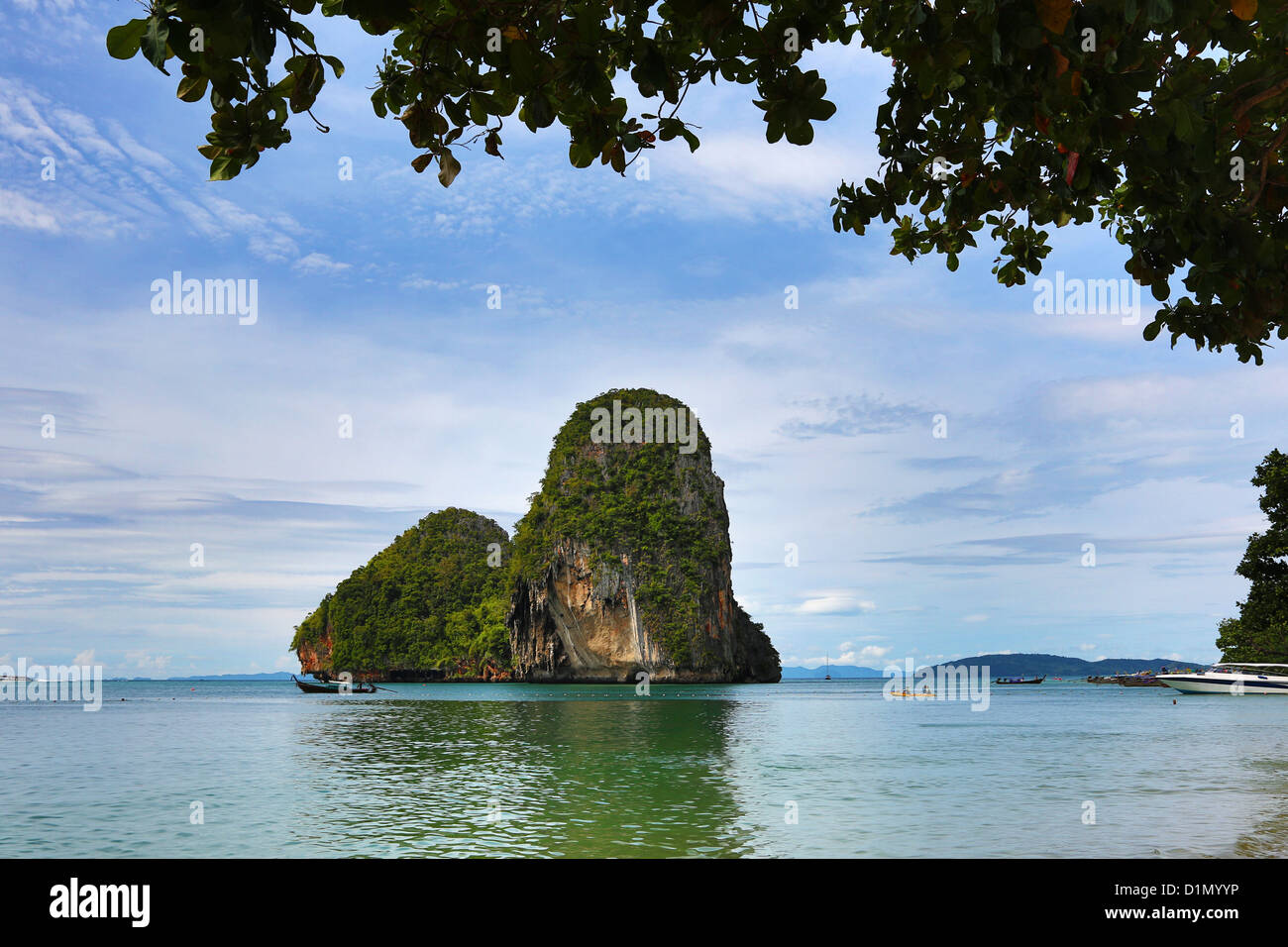 Formación de roca caliza off Phranang Cave Beach, Railay Beach, Krabi, Phuket, Tailandia Foto de stock