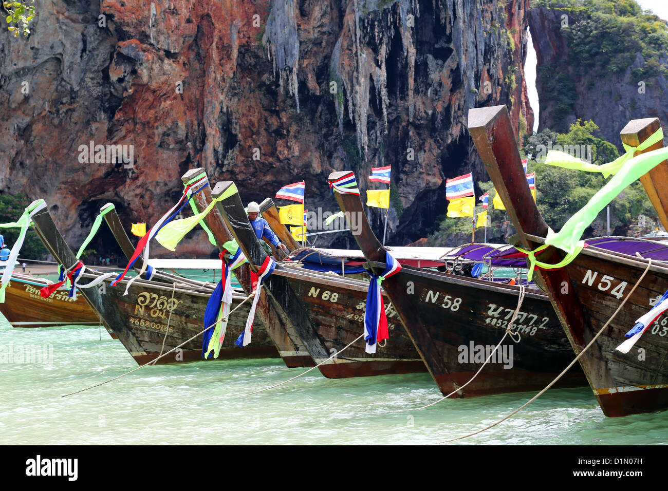 Botes de cola larga tradicional tailandés en Phranang Cave Beach, Railay Beach, Krabi, Phuket, Tailandia Foto de stock