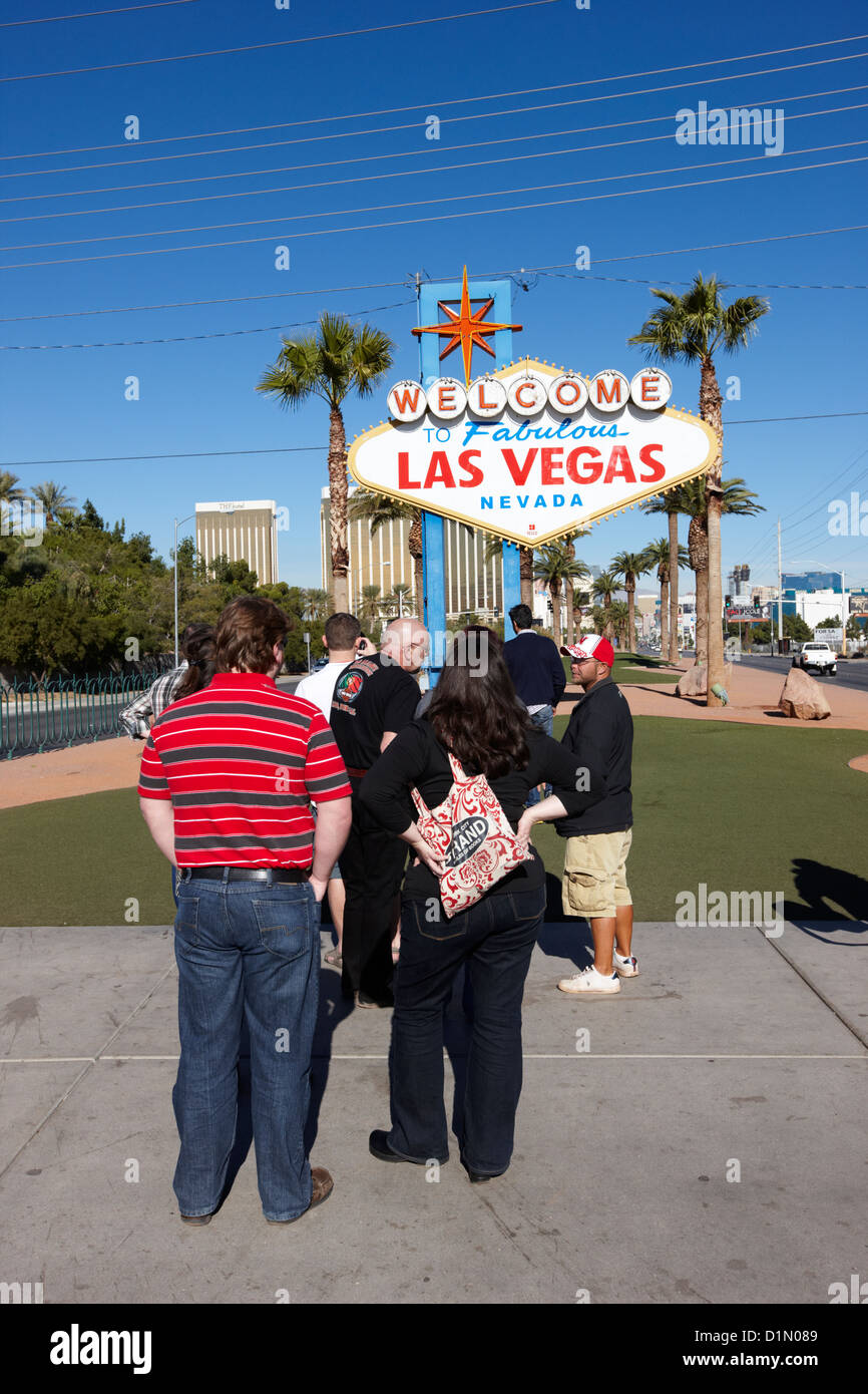 Delgado Madurar espiral Visitantes esperando en línea para tomar fotos en el bienvenido a la  fabulosa Las Vegas Nevada EE.UU signo Fotografía de stock - Alamy