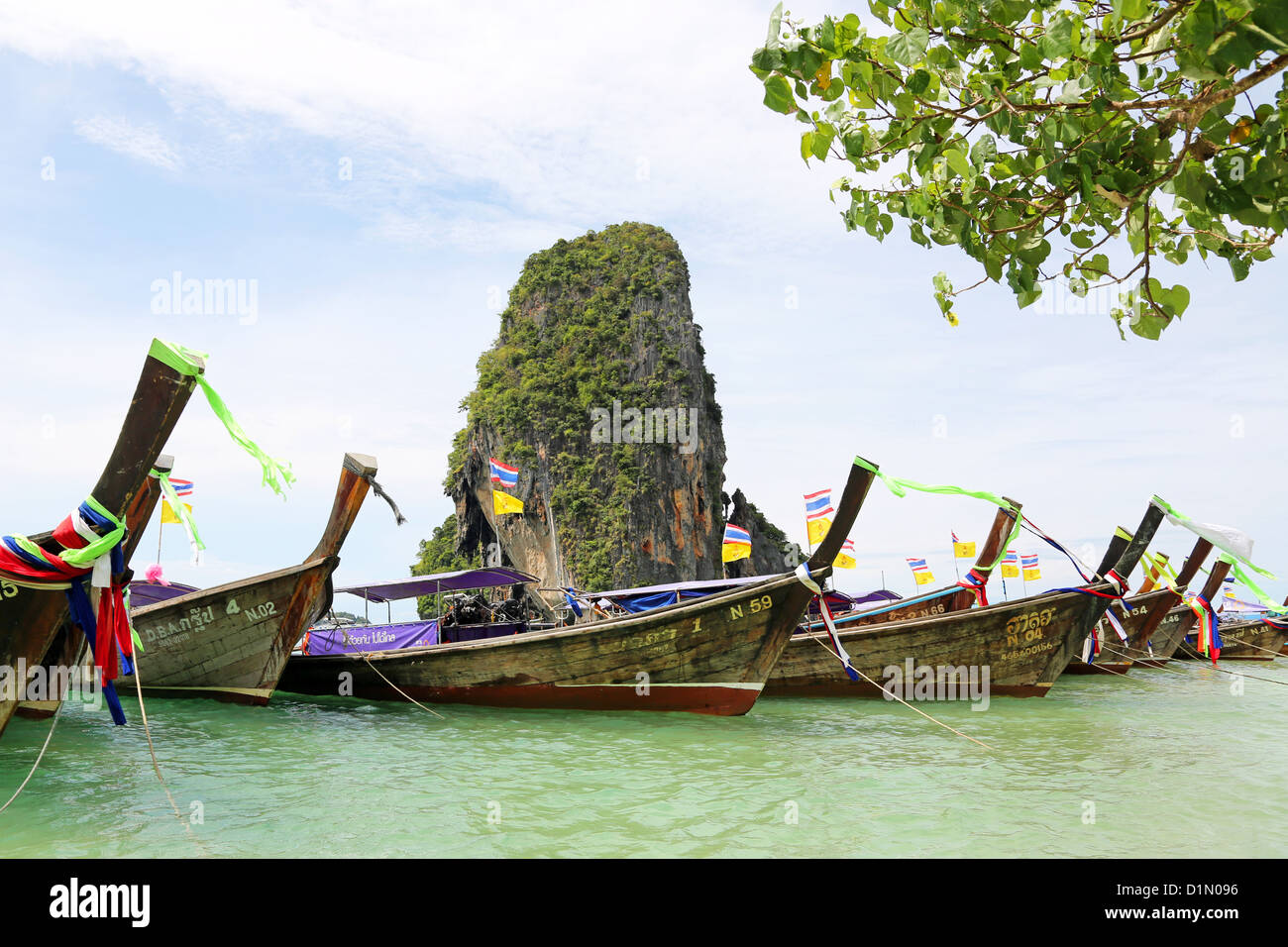 Botes de cola larga tradicional tailandés en Phranang Cave Beach, Railay Beach, Krabi, Phuket, Tailandia Foto de stock