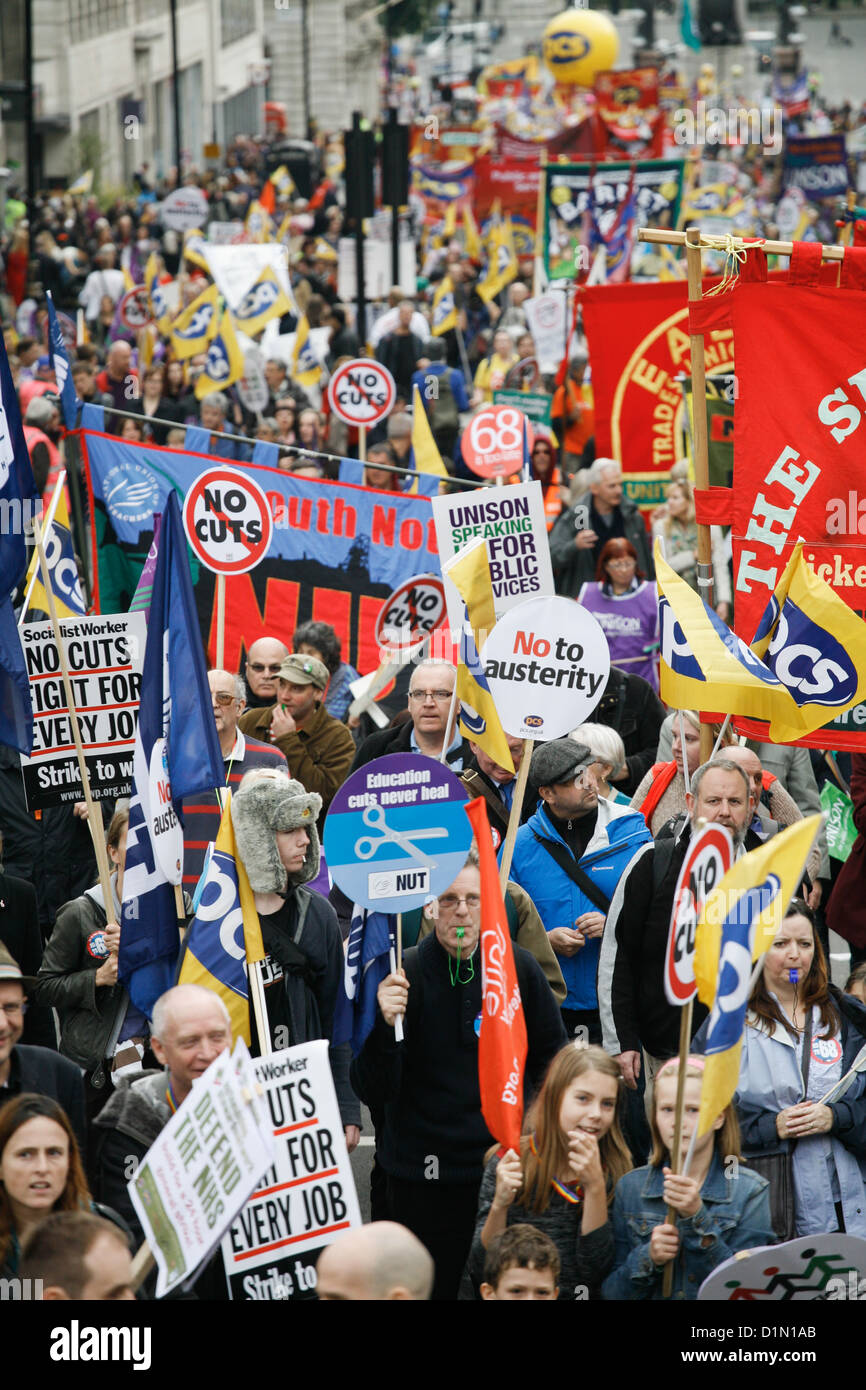 La marcha subiendo hacia Piccadilly Circus. Decenas de miles de personas salieron a manifestarse contra los recortes del gobierno. Foto de stock