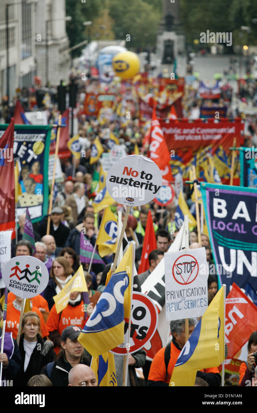 La marcha subiendo hacia Piccadilly Circus. Decenas de miles de personas salieron a manifestarse contra los recortes del gobierno. Foto de stock