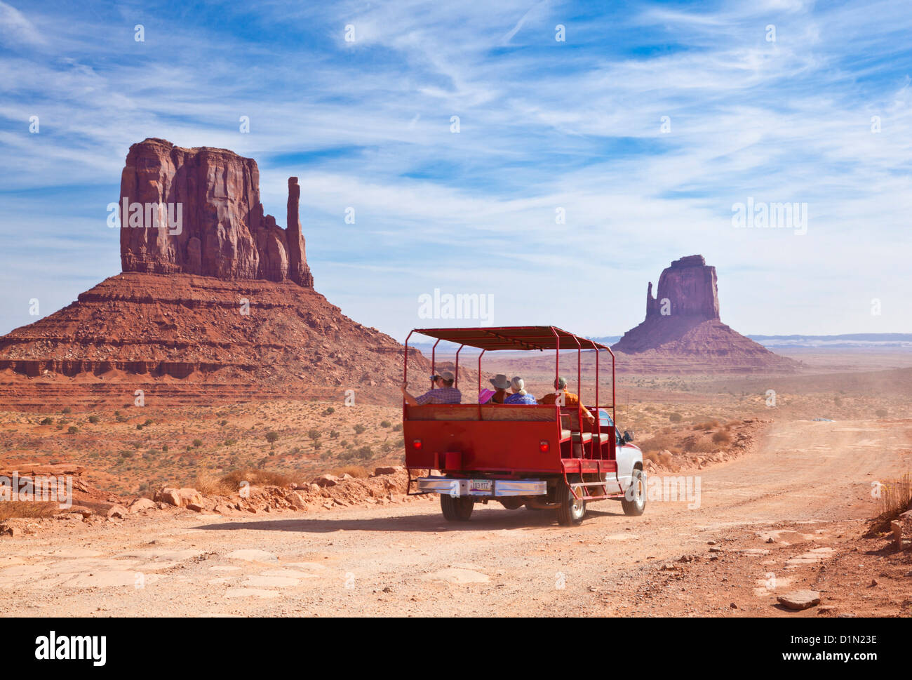Los turistas en un jeep por los mitones y de Buttes de Monument Valley de Utah y Arizona, Estados Unidos de América EE.UU. Foto de stock