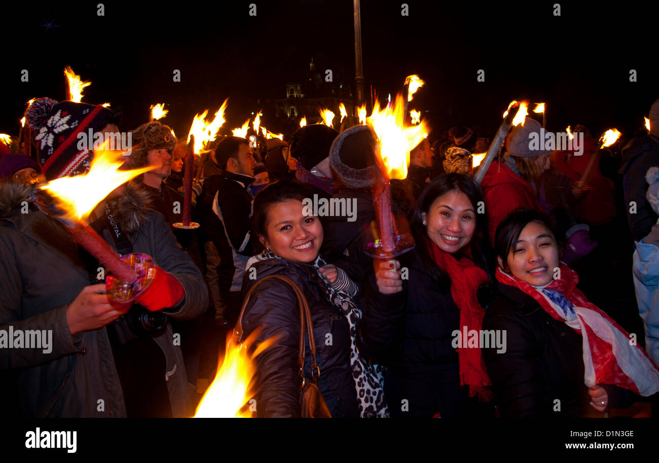 Edimburgo, Reino Unido. El 30 de diciembre de 2012. Desfile de antorchas en Edimburgo para indicar el inicio de la capital escocesa de 2012 concluir las celebraciones de Año Nuevo con fuegos artificiales sobre Calton Hill Foto de stock
