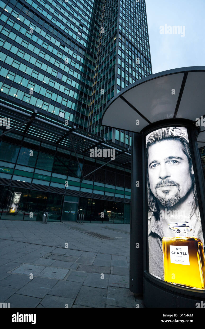 Brad Pitt el Chanel Nº5 ad junto a Euston Torre, Euston Road, Londres,  Inglaterra, Reino Unido Fotografía de stock - Alamy