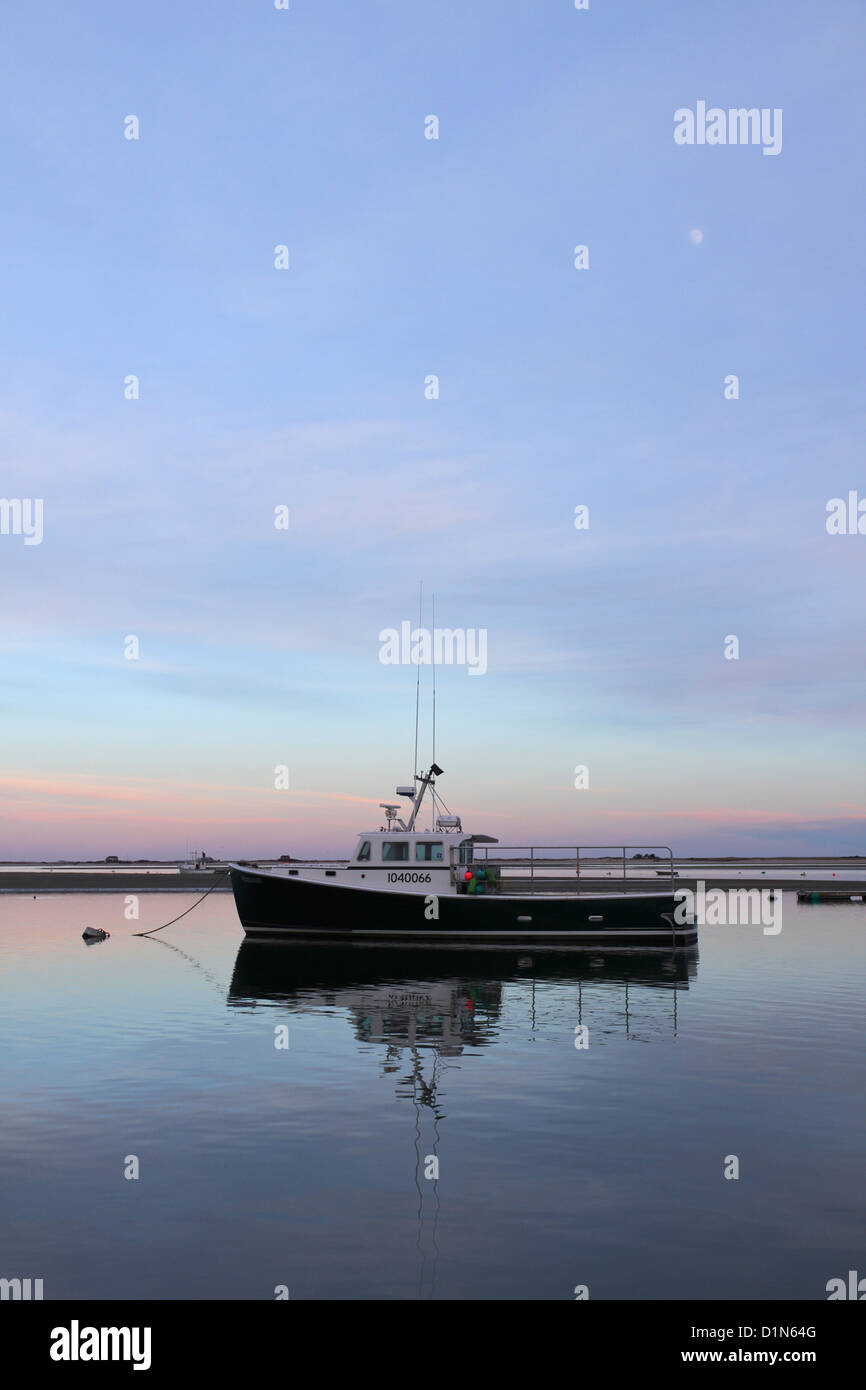 Un barco de pesca al atardecer cerca de Chatham pescado Pier, en Cape Cod, Massachusetts Foto de stock