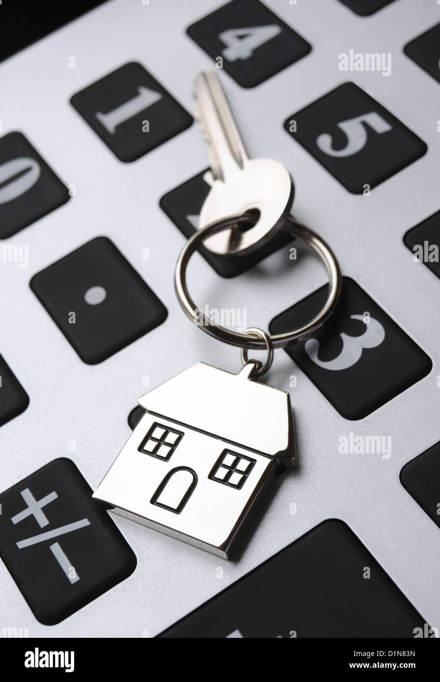Llavero de la casa y la clave en los precios de los compradores de vivienda nueva calculadora de hipotecas los costes para los dueños de casa hogar presupuestos economía ingresos UK Foto de stock