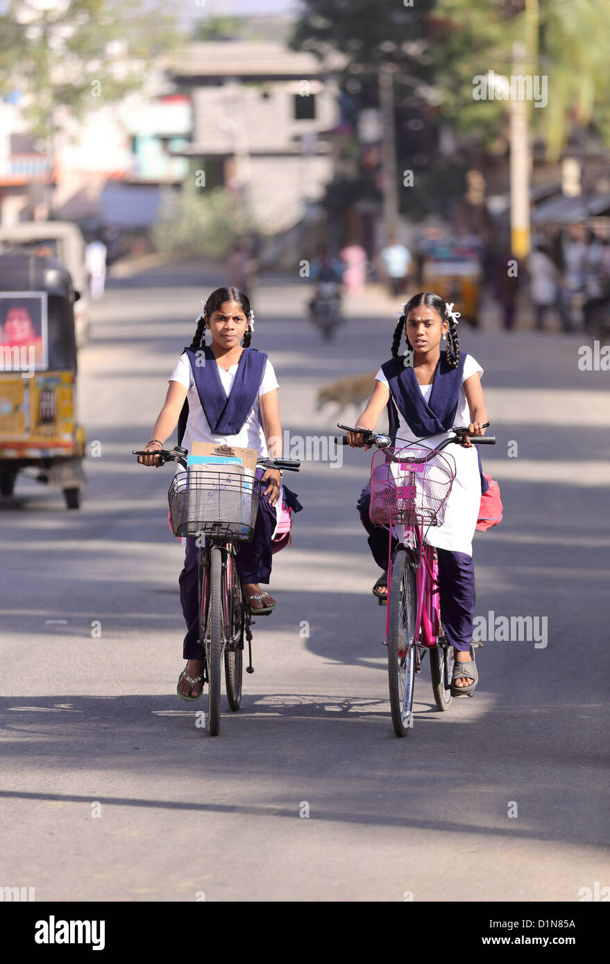 Rural indian school kids bicycle fotograf as e im genes de alta