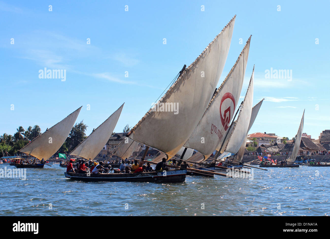 En Dhow Boat Race en el Festival Cultural de Lamu, Isla de Lamu, Kenya, Africa Oriental Foto de stock