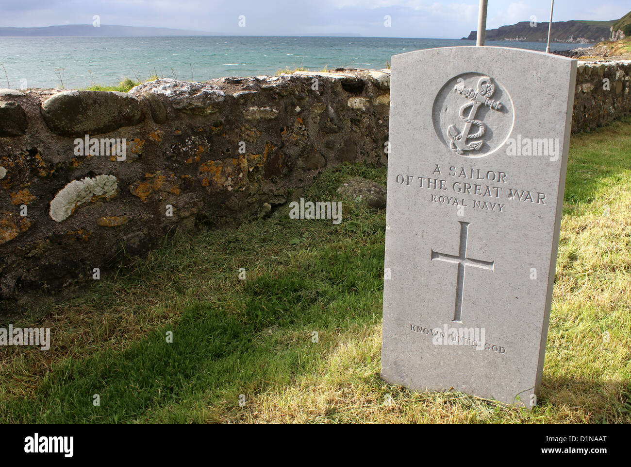 Marinero tumba, tumba de un marinero desconocido, Rathlin Island, en el Condado de Antrim, Irlanda del Norte Foto de stock