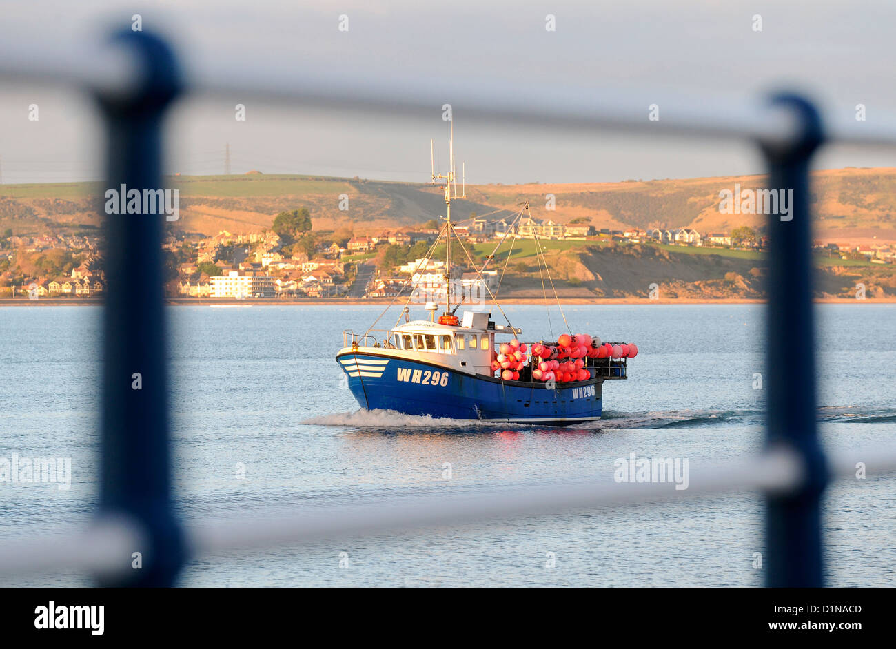 "Barco de pesca" regresar al puerto de Weymouth, Inglaterra, Reino Unido Foto de stock