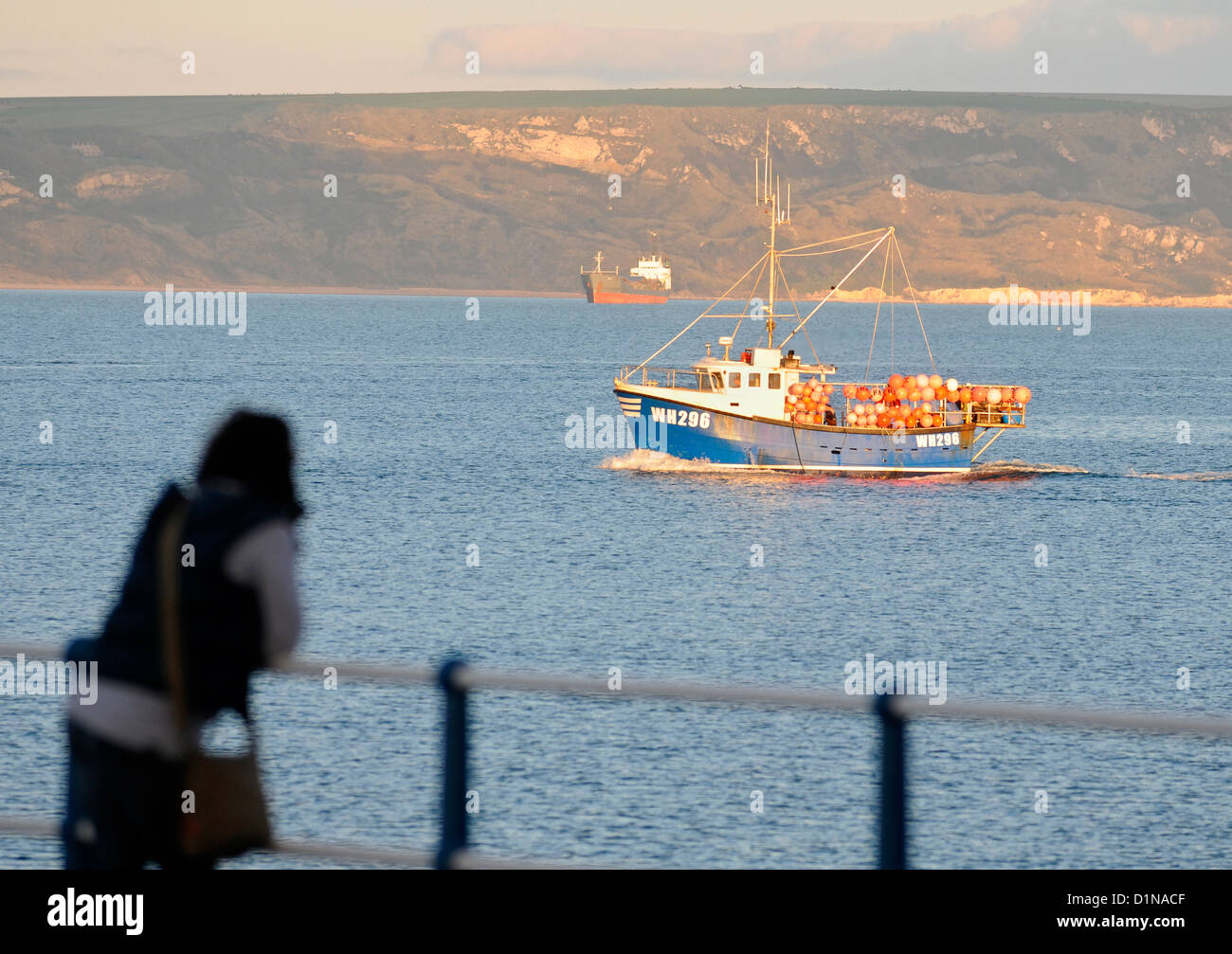 "Barco de pesca" regresar al puerto de Weymouth, Inglaterra, Reino Unido Foto de stock