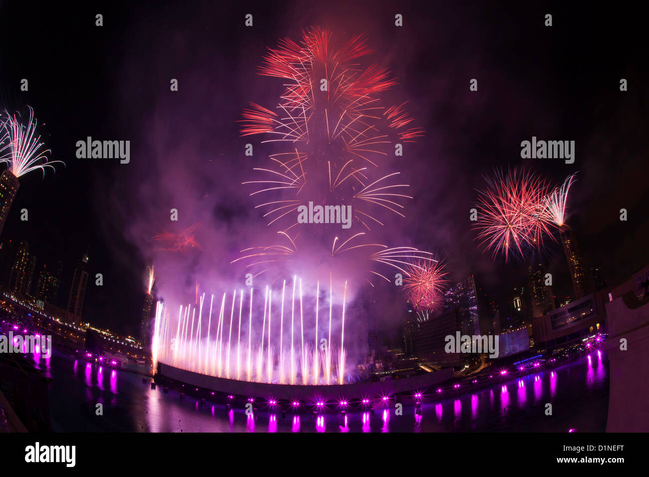 Burj Khalifa año Nuevo 2013 fuegos artificiales Foto de stock