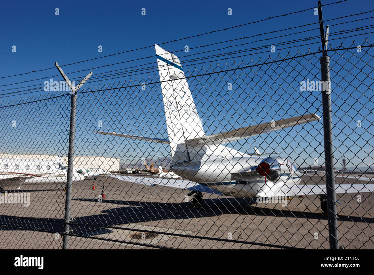 Eslabón de la cadena de seguridad vallado con advertencia área restringida firmar en el perímetro del aeropuerto mccarran Las Vegas Nevada EE.UU. Foto de stock