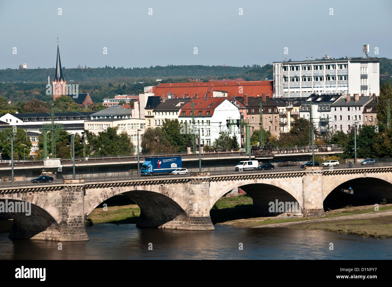 Puente Arqueado con auto el tráfico que cruza el río Elba, Dresde, Alemania Foto de stock