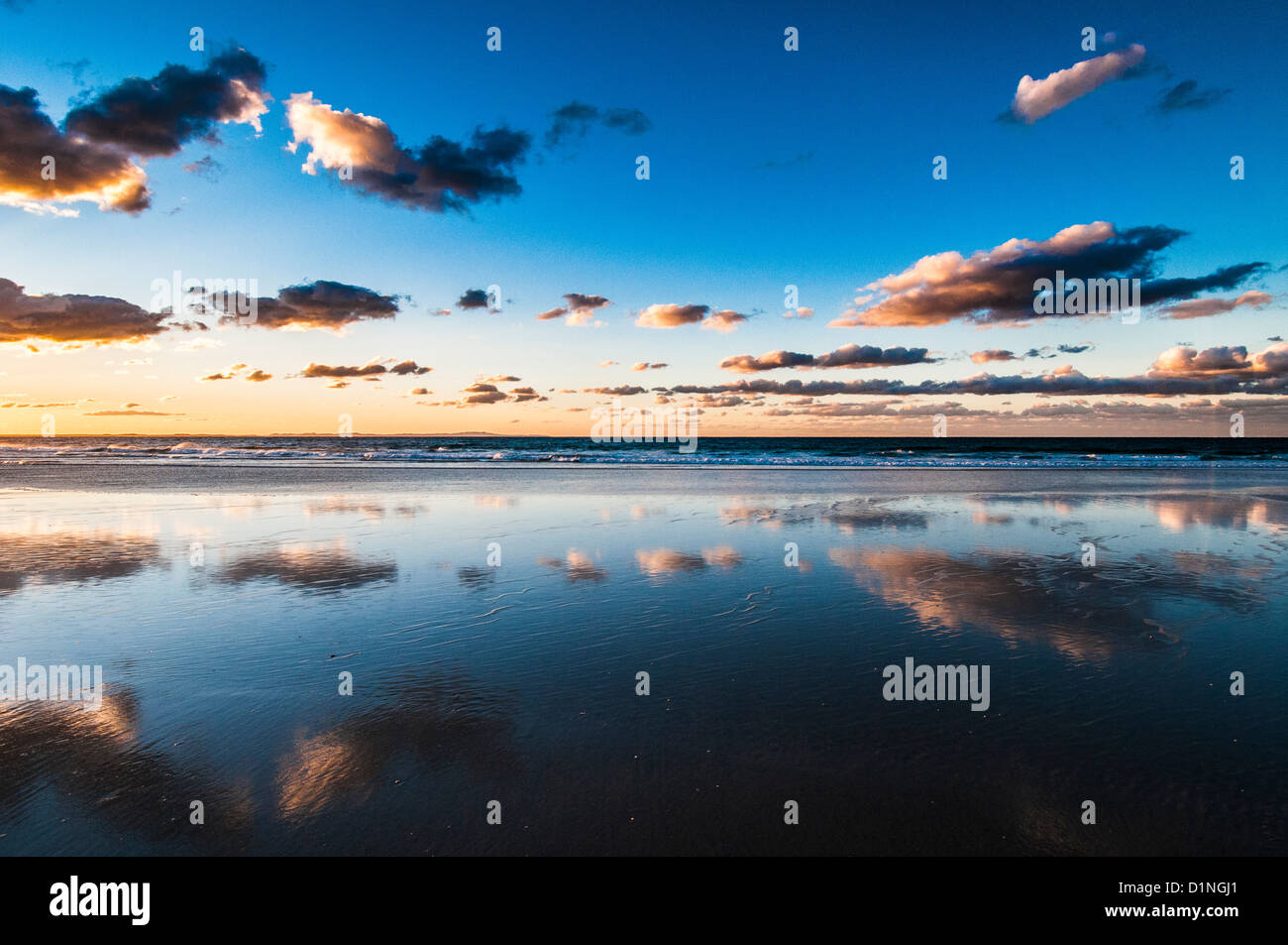 En Flinders Sunset Beach, North Stradbroke Island, Queensland, Australia Foto de stock