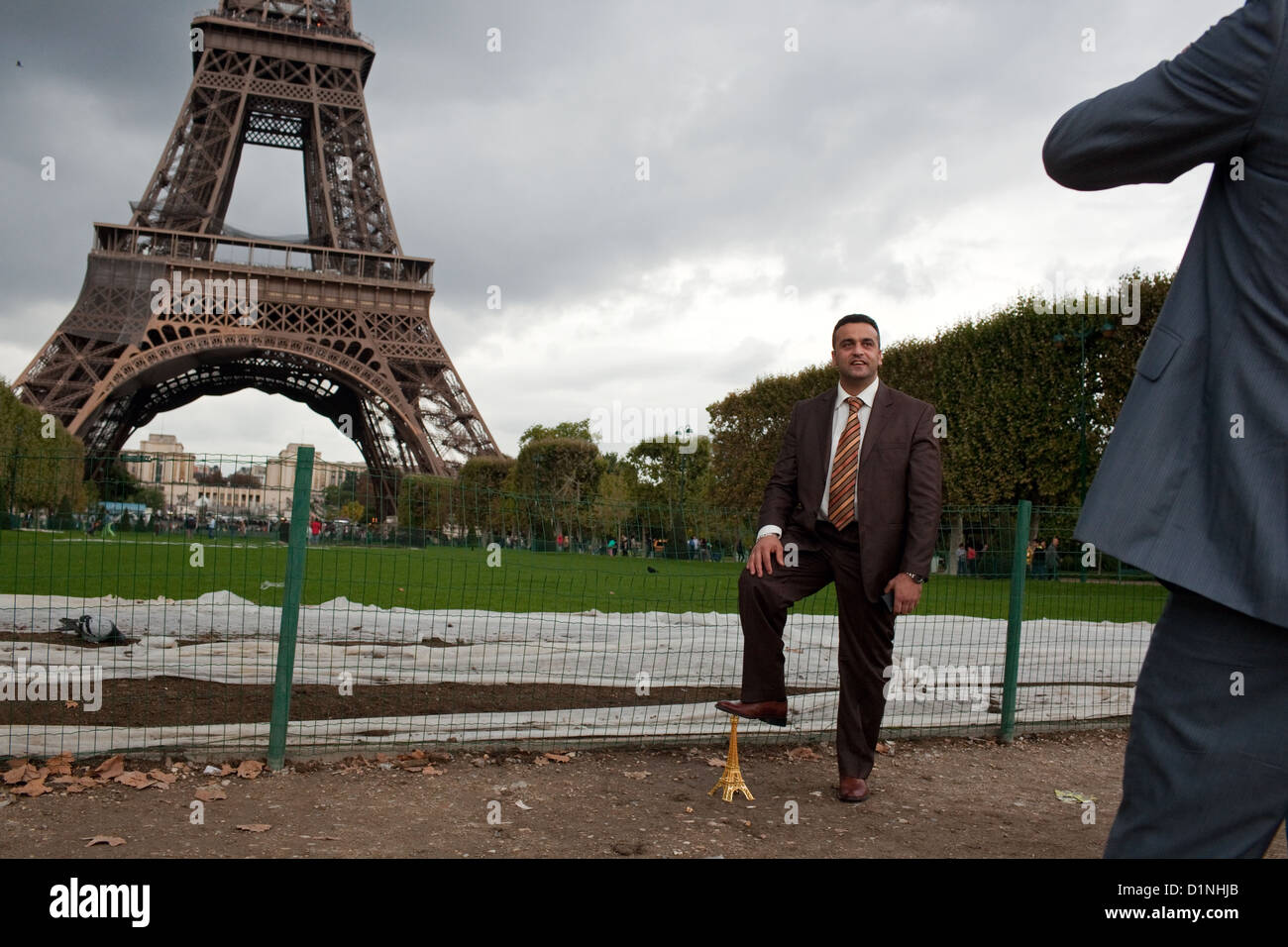 Turista posando para fotos en el parque, cerca de la Torre Eiffel en París, Francia Foto de stock