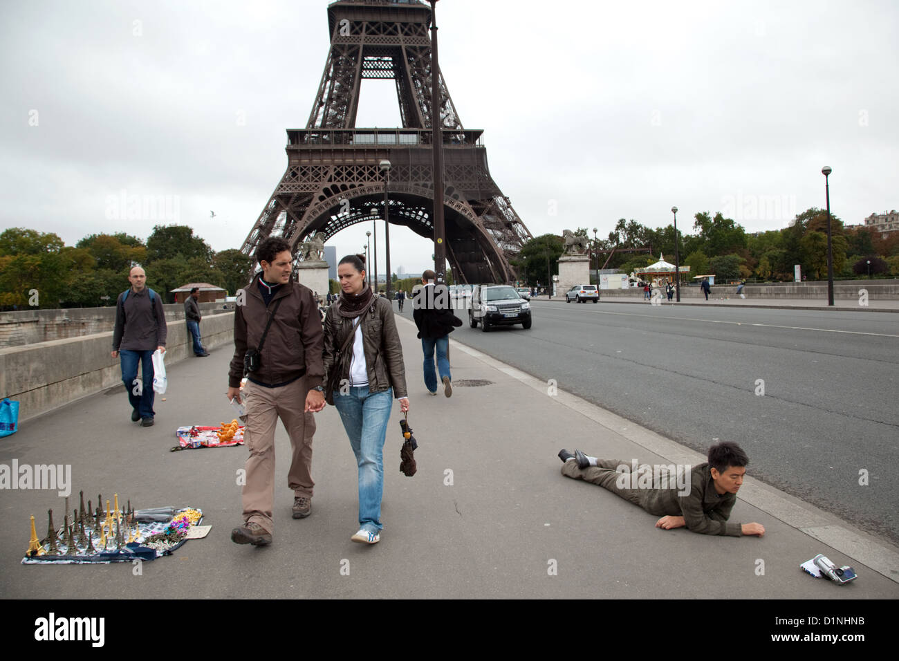 Los turistas y de la Torre Eiffel, en París, Francia Foto de stock