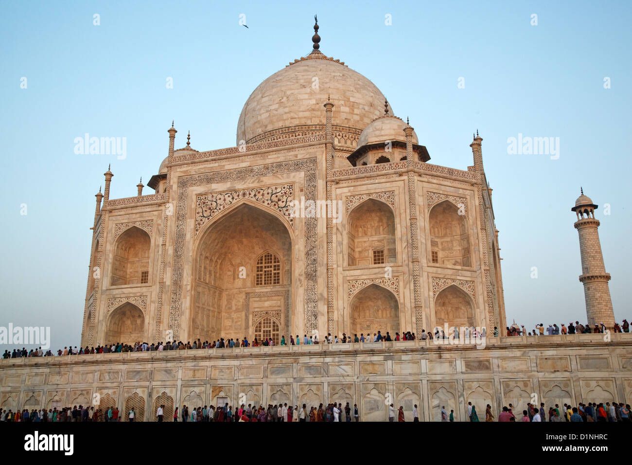 Una cola de visitantes para entrar en el mausoleo de Taj Mahal, Agra, India Foto de stock