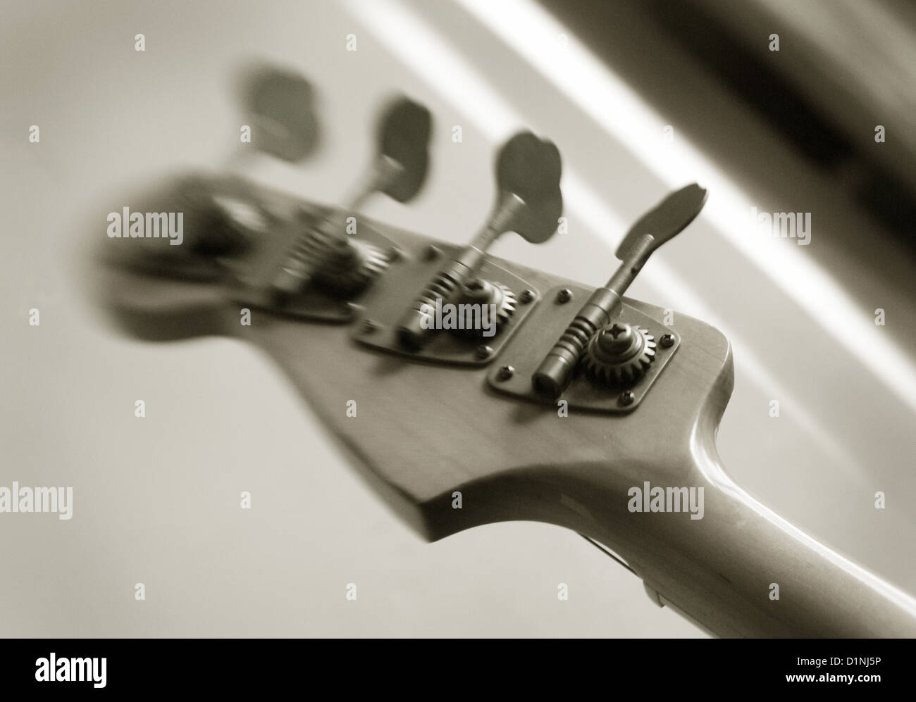 Bass Guitar tuning cabezal con movimiento. (Música, jazz, blues, funk, rock concepto) Foto de stock
