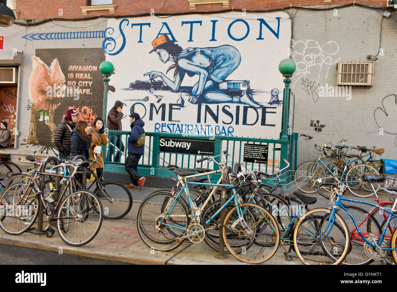 Bicicletas pueblan las calles alternativas de Williamsburg, Brooklyn, Nueva York Foto de stock