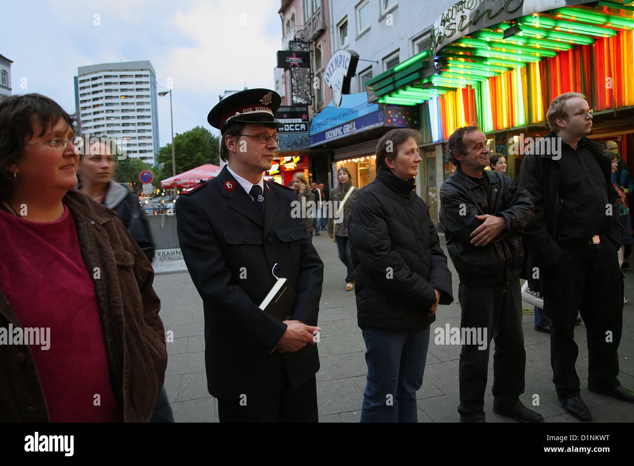 Hamburgo, Alemania, el Ejército de Salvación en una campaña de publicidad en el distrito de la luz roja Foto de stock