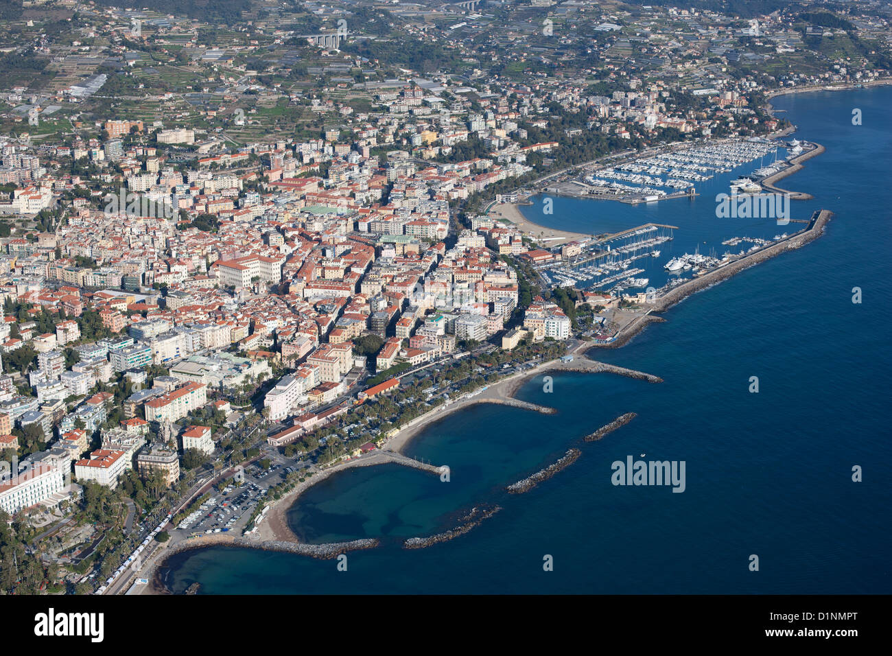 VISTA AÉREA. Puerto deportivo de San Remo. Provincia de Imperia, Liguria, Italia. Foto de stock